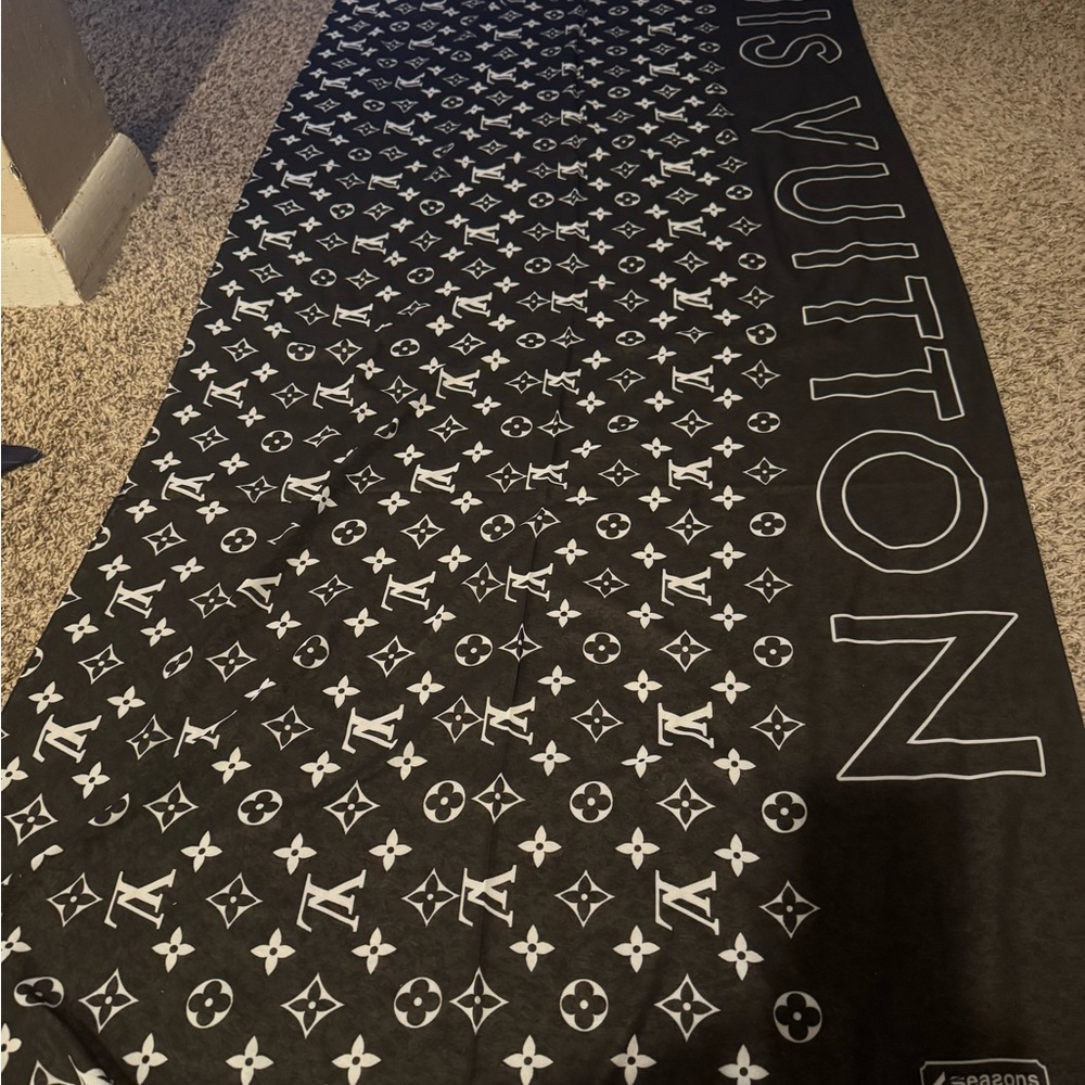 LV Monogram Black and White Silk Scarf
Not authentic.